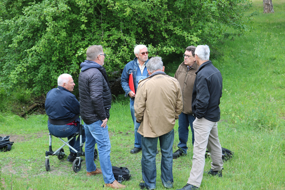 Møde i arbejdsgruppen for at skabe en turistoplevelse omkring Stigsnæs Kystbatteri fra Englandskrigene. Arne Hansen, Steen Olsen, Carl-Emil Frederiksen Arvid Gårdbo, Gorm Rasmussen og Torben Christiansen. Foto: Henrik Falch